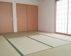 隣には畳敷きの和室があります。